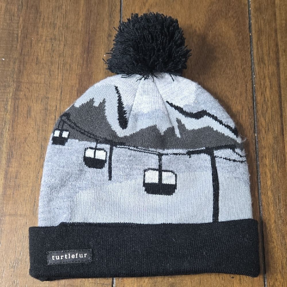 TURTLE FUR GONDOY POM GONDOLA Gray and Black Pom Beanie